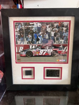 Neumático montado Memories Roush Racing - Kurt Busch Race-usado Bristol enmarcado Foto 1 de 3