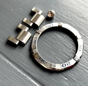 Bisel de reloj pulsera Tag Heuer Aquaracer, corona y eslabones. Ref. CAP2110 - Imagen 1 de 8