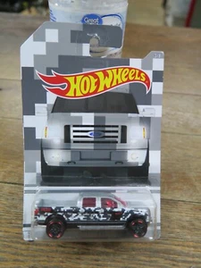 Camioneta pickup Hot Wheels 2017 plateada Ford F-150 2009 3/8 camionetas camuflaje 1:64 - Imagen 1 de 8