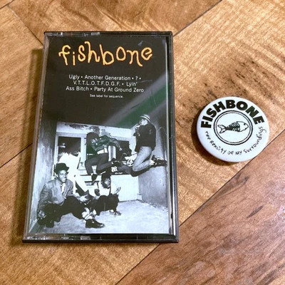 Fishbone Debut Album 1985 EP Vintage CBS Cassette Tape w/ 1991 Reality Tour Pin Foto 1 de 4
