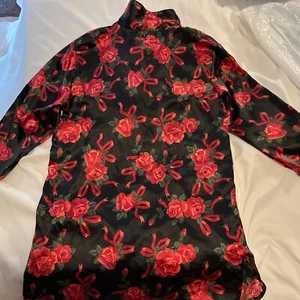 Morgan Taylor Intimates schwarz rot Rose Blume Morgenmantel Medium - Bild 1 von 11