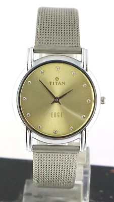 Hermoso reloj pulsera de acero inoxidable con esfera dorada de cuarzo y borde de titanio para hombre Foto 1 de 4