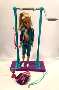 Barbie Team Stacie Muñeca y Gimnasia Juego Barra Giratoria y Accesorios (G5) - Imagen 1 de 8