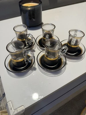 Juego de tazas y platillos de té negros y dorados de lujo de 10 piezas - Diseño de Oriente Medio Foto 1 de 4