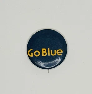 Botón trasero pasador recto “Go Blue” de la Universidad de Michigan. 1960’s-1970’s.   1"" - Imagen 1 de 2