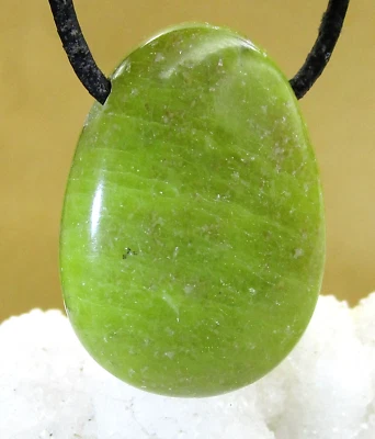 LIZARDIT NORWEGISCHE JADE   Trommelstein gebohrt  EDELSTEIN  ANHÄNGER     Nr.8 - Bild 1 von 2