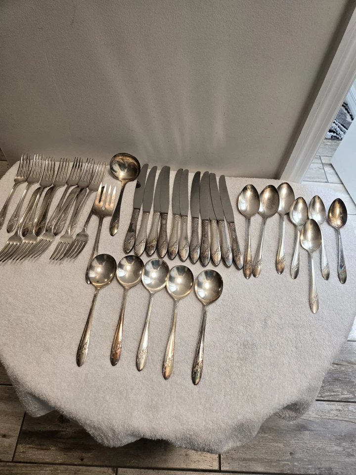 Винтажные посеребренные столовые приборы Oneida Community Queen Bess II Tudor 37 шт. - Изображение 1 из 4