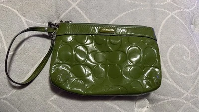Bolso clutch Coach de charol verde Foto 1 de 3