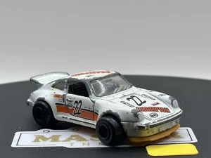 Majorette #209 Porsche Turbo 22 blanco con base naranja ""Champion Racing Team"" 1/57 - Imagen 1 de 8