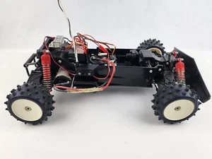 Coche de radiocontrol Kyosho Shadow 1:10 vintage sin probar sin carrocería, buen estado - Imagen 1 de 18
