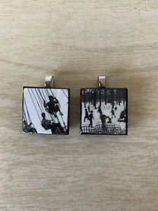 2 Glas Mosaik Anhänger Kinder schaukeln spielen im Schnee National Geographic - Bild 1 von 3