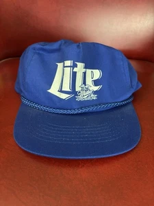 De colección Miller Lite Cerveza Logo Azul Sombrero SnapBack Cuerda Gorra Usada en Excelente Condición Publicidad Retro - Imagen 1 de 5