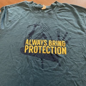 Scouts Guide to the Zombie Apocalypse Promo T Shirt Mens XL BRING PROTECTION - Picture 1 of 5