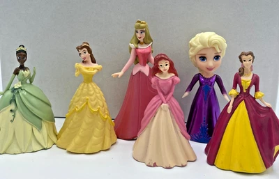 Lote de 6 figuras de princesas Disney, Bella, Elsa, Aurora, Tiana, Ariel adornos para pasteles Foto 1 de 4