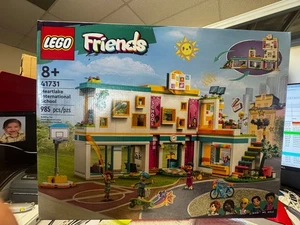 LEGO FRIENDS: Heartlake International School (41731) - Picture 1 of 2