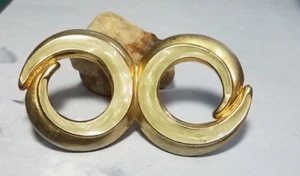 Vintage Gold Tone Metal Lite Green Scarf Holder Stamped Weekender Logo Fashion - Bild 1 von 8