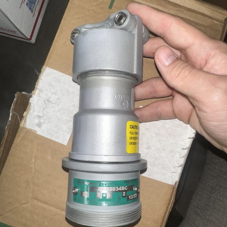 Conector de pasador y funda para receptáculo Appleton ARC3034BC Powertite 30 Amp 3W 4P Foto 1 de 4