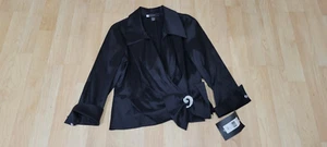 NEU MIT ETIKETT JS Boutique schwarz Seitenreißverschluss Shirt Jacke Strass Pin und Schleife XL - Bild 1 von 7