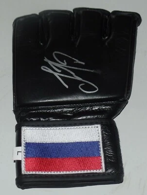 GUANTE MMA AUTOGRAFIADO FIRMADO POR USMAN NURMAGOMEDOV CERTIFICADO DE AUTENTICIDAD BAJO BELLATOR TAMBIÉN CONOCIDO COMO CAMPEÓN KHABIB Foto 1 de 4