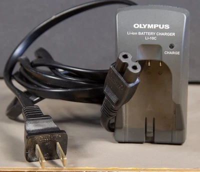 Cargador de batería Olympus LI-10C Li-Ion con cable. Foto 1 de 4