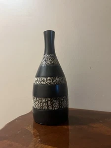 Schwarze strukturierte glatte Keramikvase mit hellbrauner Textur 12,75 Zoll - Bild 1 von 8