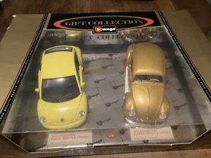 BURAGO BBURAGO GIFT COLLECTION 1:18 VOLKSWAGEN KAFER BEETLE 1955 NEW BEETLE 1998 - Foto 1 di 9