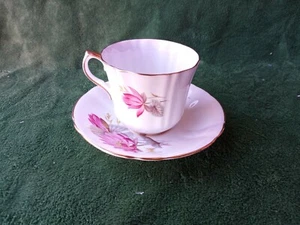 Antigua taza de té y platillo de porcelana de hueso Royal Windsor hecho en Inglaterra - Imagen 1 de 3