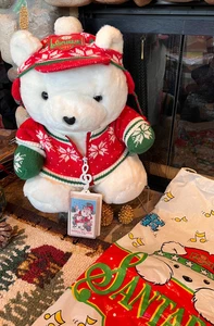 1992 DAYTON HUDSON SANTABEAR Sing-A-Long Bear Musik Pullover Mütze Fäustlinge gebraucht, in einwandfreiem Zustand - Bild 1 von 16