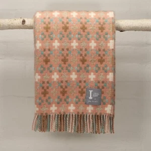 Loom & Bobbin UK Made Wolldecke Welsh Tapestry / Fair Isle Design - Shell Pink - Bild 1 von 8