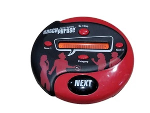Catch Phrase Hasbro Portátil Electrónico Fiesta Juego Rojo Negro Probado y Funciona - Imagen 1 de 11