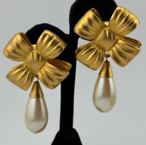 Vintage Elizabeth Arden Matte Gold Tone Bow Faux Pearl Dangle Clip On Earrings - Picture 1 of 24