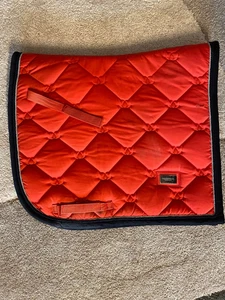 Stockholm Dressur-Schabracke WB | Rot | Stilvoll, Gebraucht mit Charme 🐴 - Bild 1 von 5