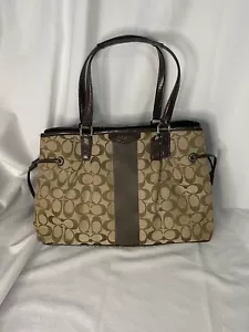 BORSA COULISSE COACH SIGNATURE STRIPE NUOVA SENZA ETICHETTE (STILE F28501) ARGENTO/KAKI/MARRONE - Foto 1 di 11