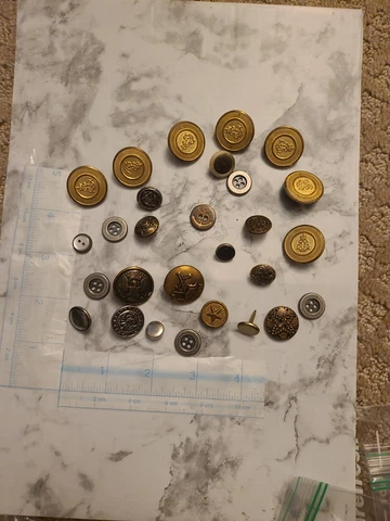 LOT 28 ANTIQUE & VINTAGE BUTTONS METAL WW2 Era? H303 Cover