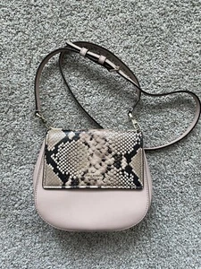 Cartera Bandolera Kate Spade Pequeña Rosa Piel de Serpiente Cuero ENVÍO PRIORITARIO GRATUITO EN EE. UU. - Imagen 1 de 12