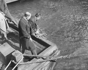 Mayor Laguardia Throws Slot Machine Overboard Vintage 8x10 Reprint Of Old Photo - Picture 1 of 1