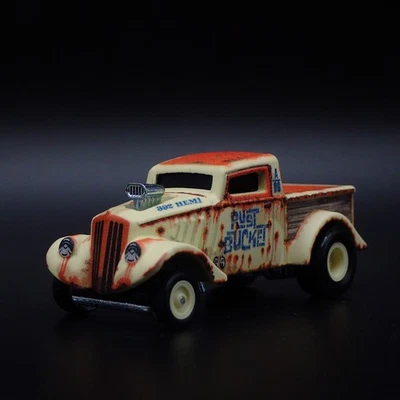 1933 33 WILLYS PICKUP GASSER NHRA RUST BUCKET Modello Auto Diecast In Scala 1:64 - Immagine 1 di 4