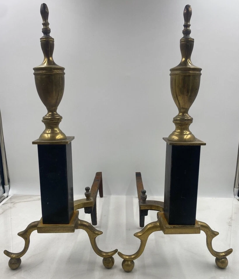 Juego de zócalo de bloque negro Regencia con tapa de campanario de latón Andirons de colección 19,5 Foto 1 de 4