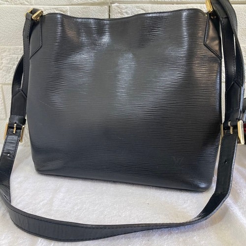 LOUIS VUITTON（LV） Borsa a tracolla Louis Vuitton M58892 Epi Monogram Noir 26 5 cm 10 4 pollici ottima