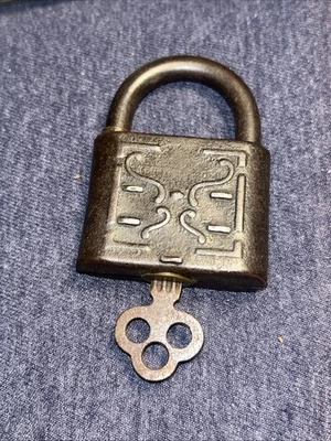 "Antiguo candado de hierro CEGL Lock Co con llave esqueleto original Terryville CT 2,75""" Foto 1 de 4