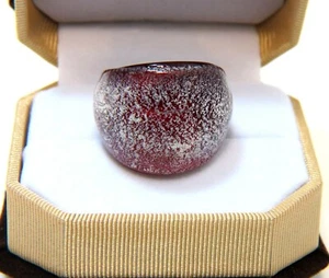 Anello rosso scuro con macchie argento vernice crepata vetro soffiato a mano misura 7,75 - Foto 1 di 4