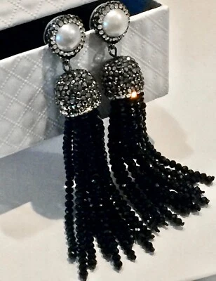 Brincos longos de borla com franja preta feitos com cristal Swarovski inspirado em designer - Imagem 1 de 4