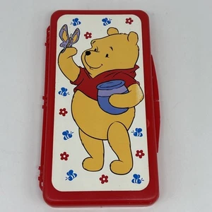 De Colección Winnie the Pooh Rojo Toallitas Bebé Estuche de Viaje Bolsa de Pañales Contenedor Dolly Marca - Imagen 1 de 6