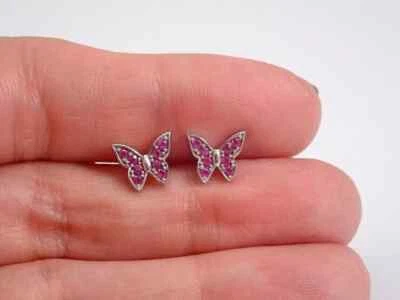 Bonitos aretes redondos de mariposa rubí simulado de 1 quilate enchapados en oro blanco de 14K Foto 1 de 4