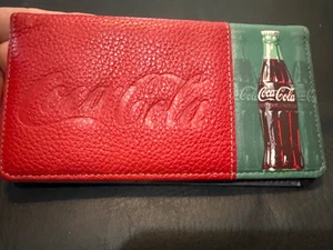 Coca-Cola Scheckbuchhülle hat Fächer für Kreditkarten oder Bilder - Bild 1 von 4