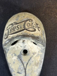 VINTAGE & RARE 1930'S PEPSI DOUBLE DOT TEAR DROP BOTTLE OPENER BY VAUGHAN MFG. - Imagen 1 de 8