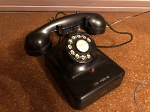 Vintage bakeliet telefoon met draaischijf - Afbeelding 1 van 6