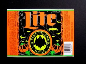 Miller Brewing LITE A FINE PILSNER BEER Bieretikett WI 12oz Fledermäuse Kürbisse Spinnen - Bild 1 von 1