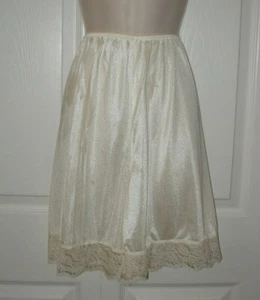 Vanity Fair Women’s Small Short Beige Pantaloons Pants Lining Lace Trim New - Picture 1 of 9