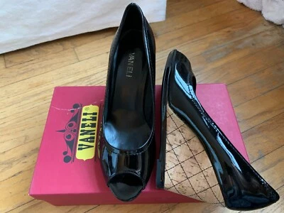NUEVO EN CAJA Sandalias Vaneli, Negro Charol Cuña 3 1/2" Tacones Corcho Orig. $140 Foto 1 de 4